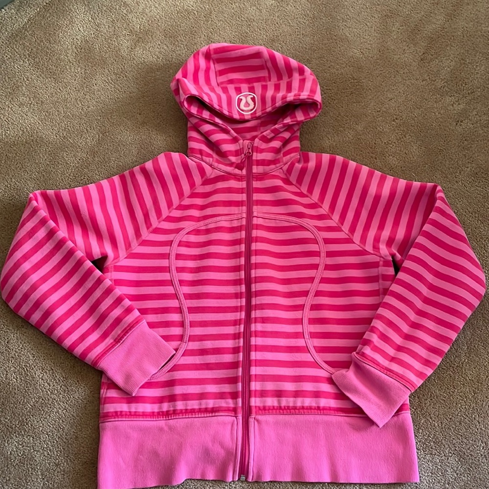 Lululemon women’s sweatshirt with hood